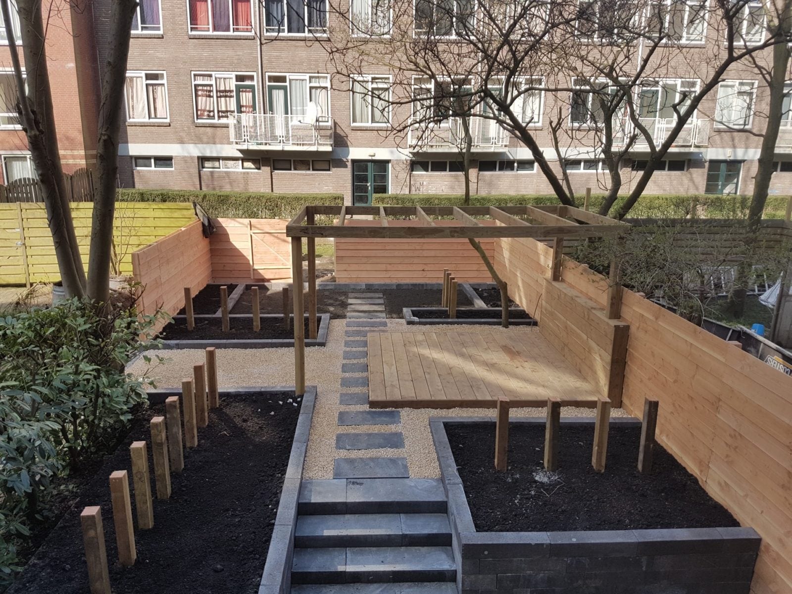 Strakke tuin met houtwerk